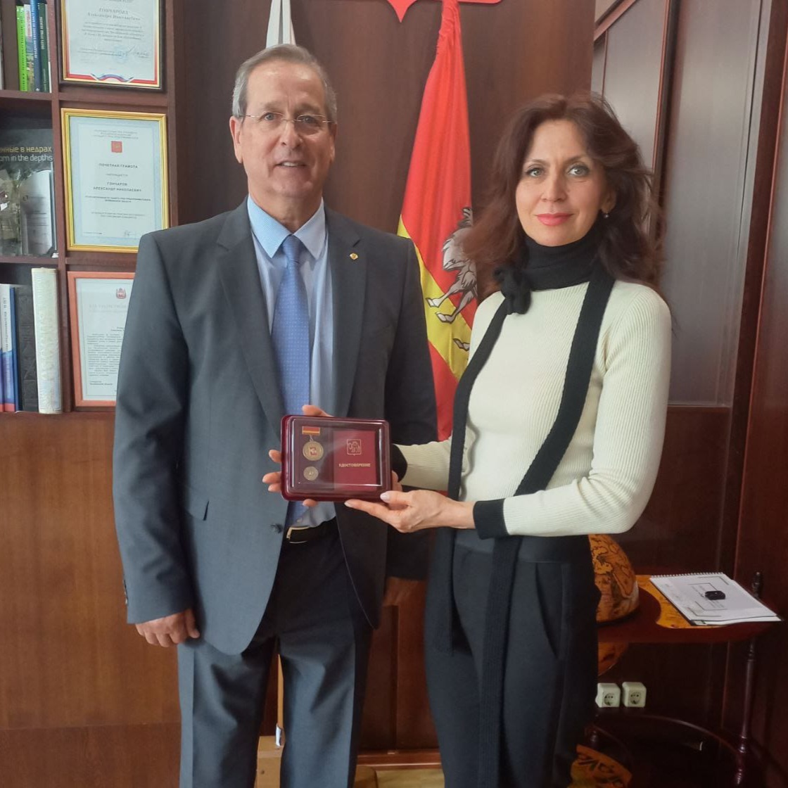 фото: Уполномоченный по защите прав предпринимателей в Челябинской области наградил своего общественного представителя