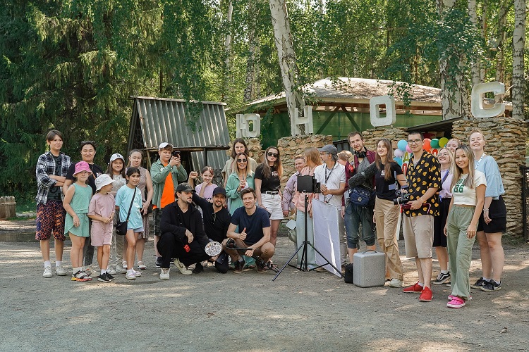 фото: Завершились съемки первого подросткового сериала - драмеди по сценарию, созданным совместно с нейросетью