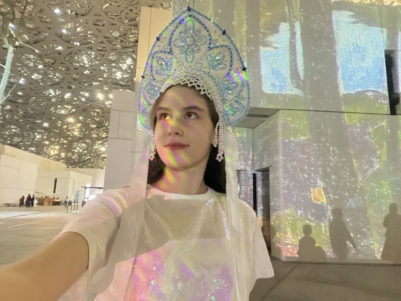 фото: София Мартина перезапустила образ Снегурочки в окружении шедевров Лувра