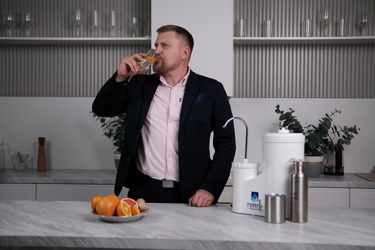 фото: Виктор Кордюков, руководитель компании ПВВК, раскрывает секрет технологии, которая очищает воду и сохраняет полезные минералы