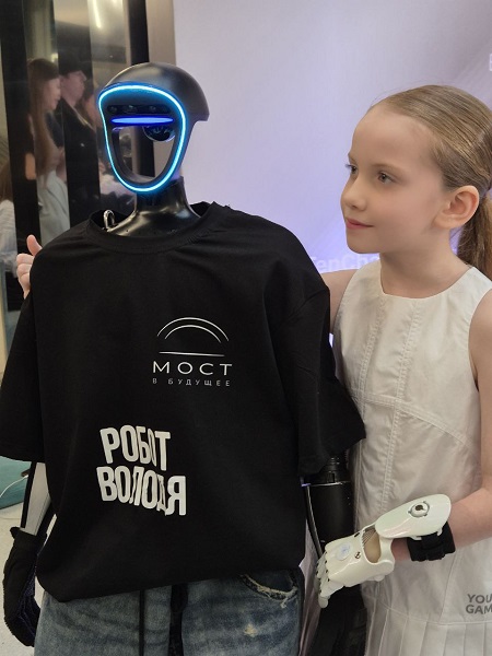 фото: Финал конкурса дизайнеров «Мост в будущее» украсили киборг-дивы, аватар и роботы
