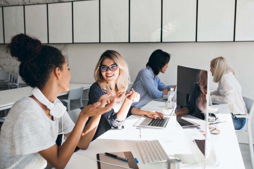 фото: Большинство россиян не хотят дружить с начальниками даже ради роста зарплаты