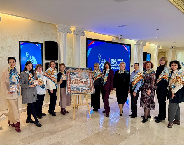 фото: Презентация платка «Русская зима» от дизайнера Нины Ручкиной и поэта Анны Ревякиной