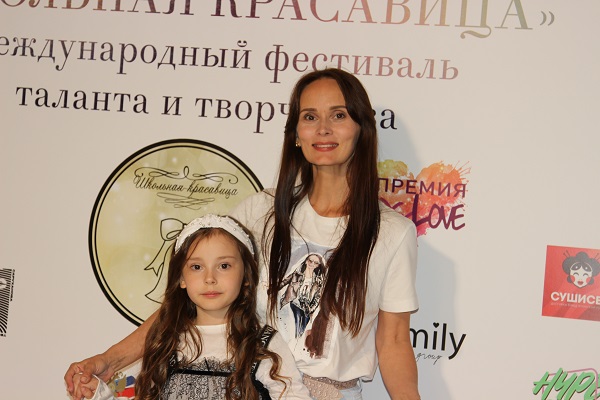 фото: Алина Кастырина обладательница титула Гран-при проекта Школьнаякрасавица.рф