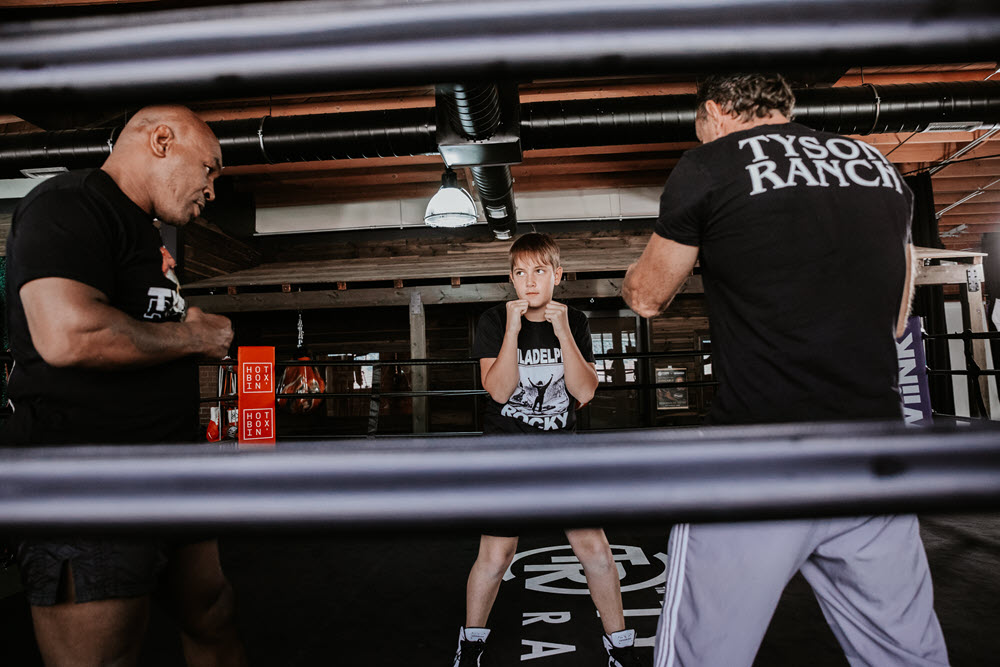 фото: Пресс-релиз: Майк Тайсон провел Добромиру Машукову серию мастер-классов по боксу для нового секретного проекта