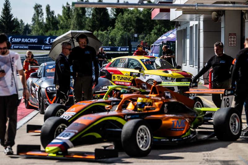 фото: B-Tuning Pro Racing Team: зрелищная борьба в гонке SMP РСКГ Эндуранс на выносливость