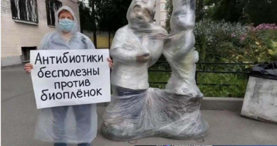 фото: «Антибиотики не работают» — криптическое послание на обернутых памятниках