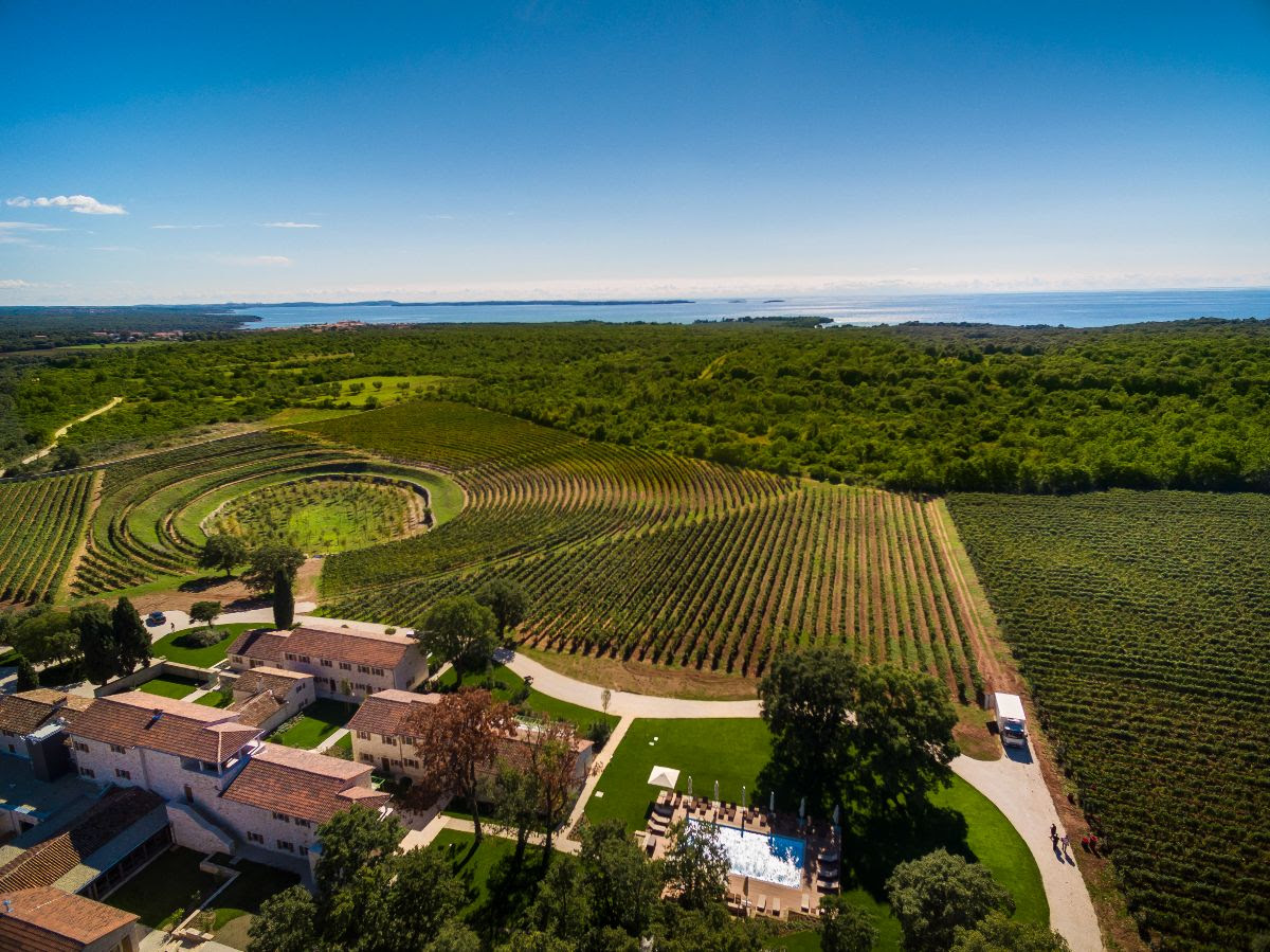 фото: Отель-винодельня Meneghetti Wine Hotel & Winery в Хорватии: резиденции, сады и террасы