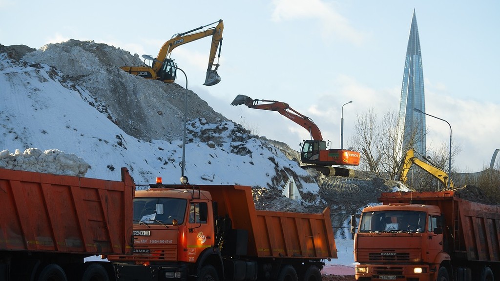 «Таял прошлогодний снег»: в Петербурге до сих пор не могут убрать зимние сугробы