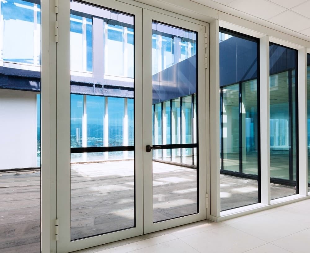 фото: Двери из алюминиевого профиля и стекла: современное сочетание функциональности и стиля