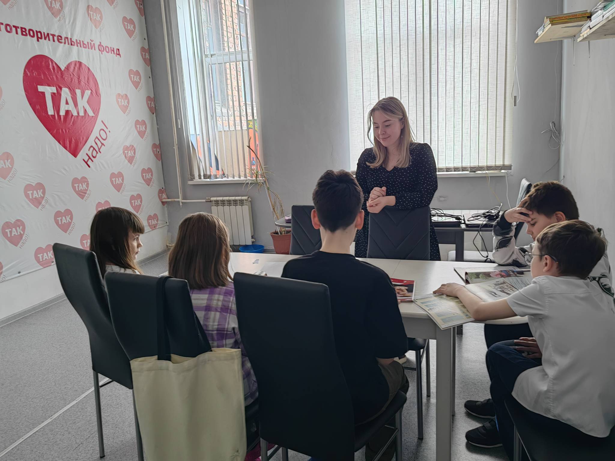 фото: Ещё 60 детей, нуждающихся в особой поддержке посетили бесплатные языковые курсы. Преподаватели проводили уроки в детской туберкулёзной больнице.