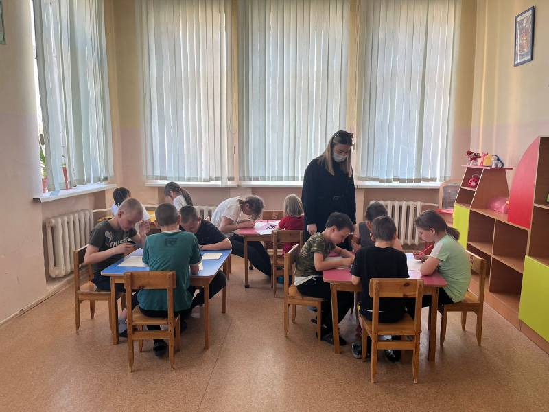 фото: Ещё 60 детей, нуждающихся в особой поддержке посетили бесплатные языковые курсы. Преподаватели проводили уроки в детской туберкулёзной больнице.