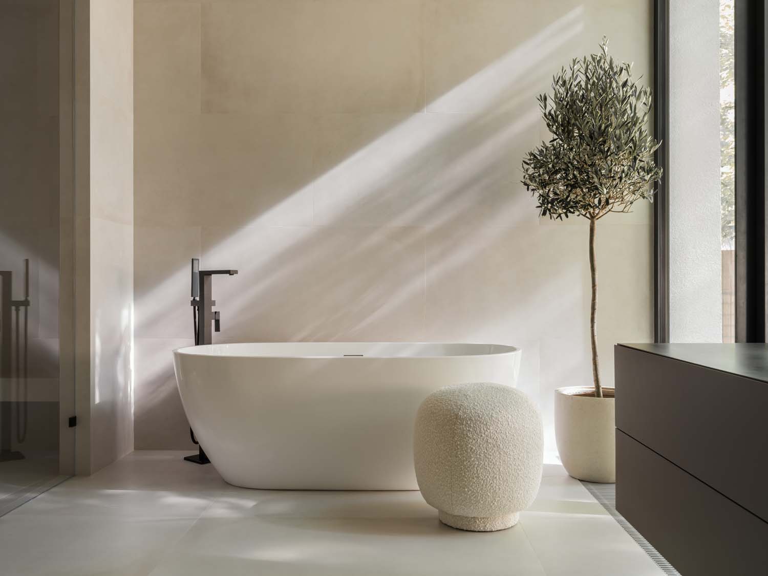 фото: Коллекция Блум от Dantone Home: минималистичные банкетки и пуфы
