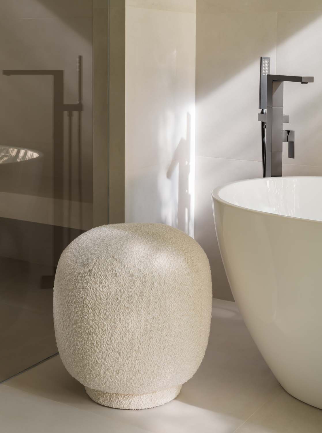 фото: Коллекция Блум от Dantone Home: минималистичные банкетки и пуфы