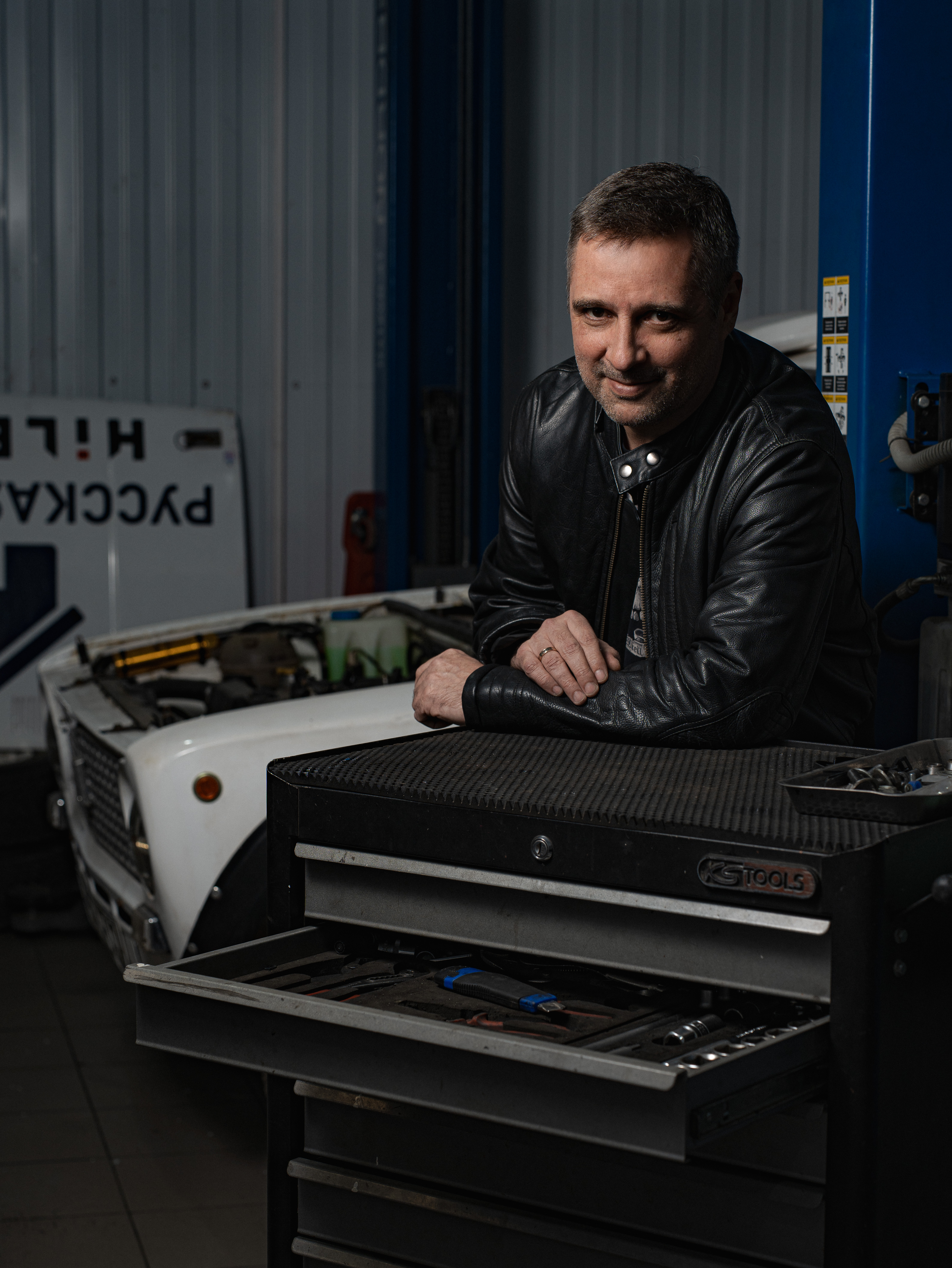 Гаражный шик против пиджаков: почему неформальный бренд сегодня продает лучше