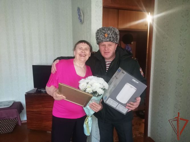 фото: Росгвардия поздравила с Днем Рождения маму погибшего сотрудника томского СОБР