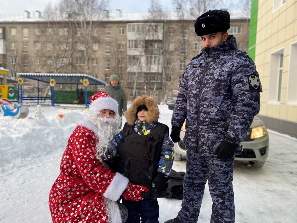 фото: «Дед Мороз специального назначения» из Росгвардии начал свое путешествие по Томской области