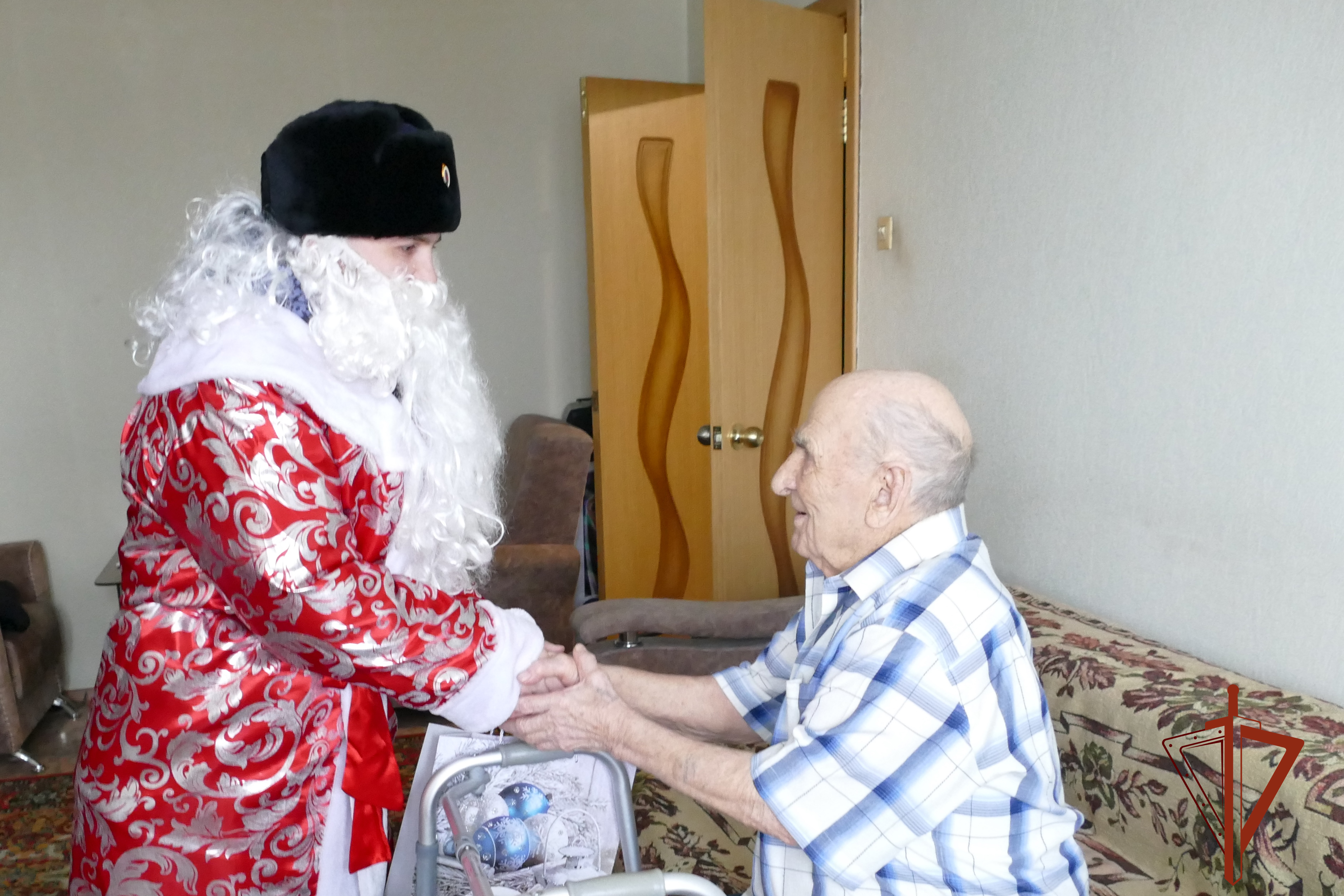 фото: К фронтовику и легенде томской милиции пришел в гости Дед Мороз специального назначения