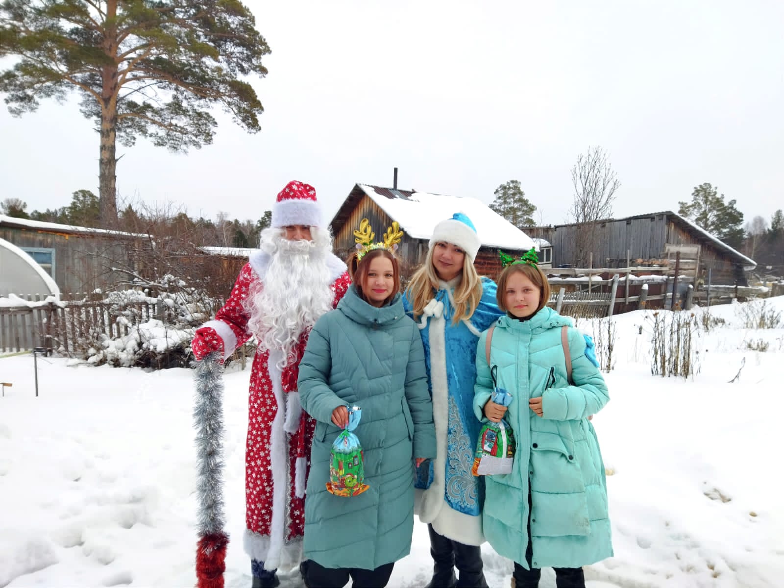 фото: Дед Мороз специального назначения навестил детей погибших правоохранителей в Томской области