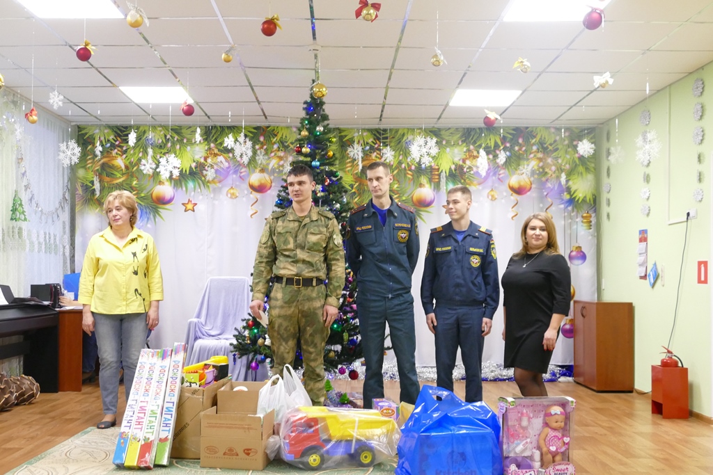 фото: Дед Мороз специального назначения из Росгвардии подарил праздник детям из реабилитационного центра в Томске