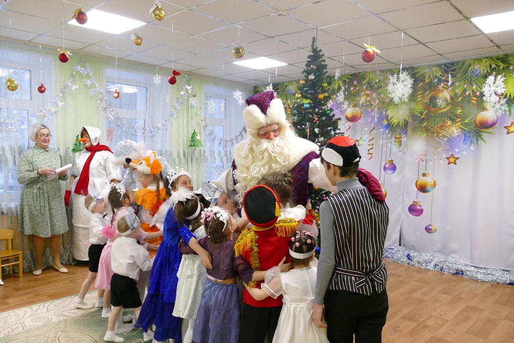 фото: Дед Мороз специального назначения из Росгвардии подарил праздник детям из реабилитационного центра в Томске