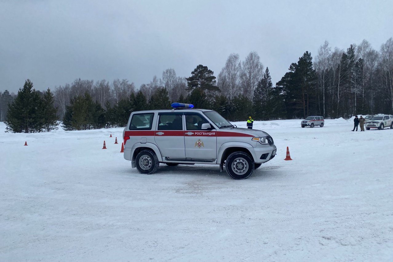 фото: Томские росгвардейцы отработали приемы экстремального вождения