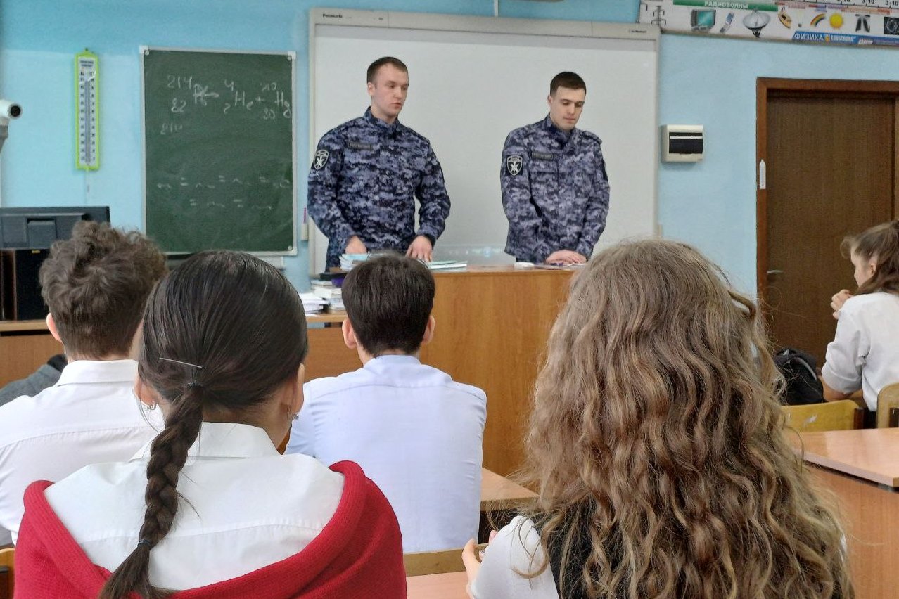 фото: Росгвардейцы рассказали томским школьникам о перспективах службы в рядах войск правопорядка