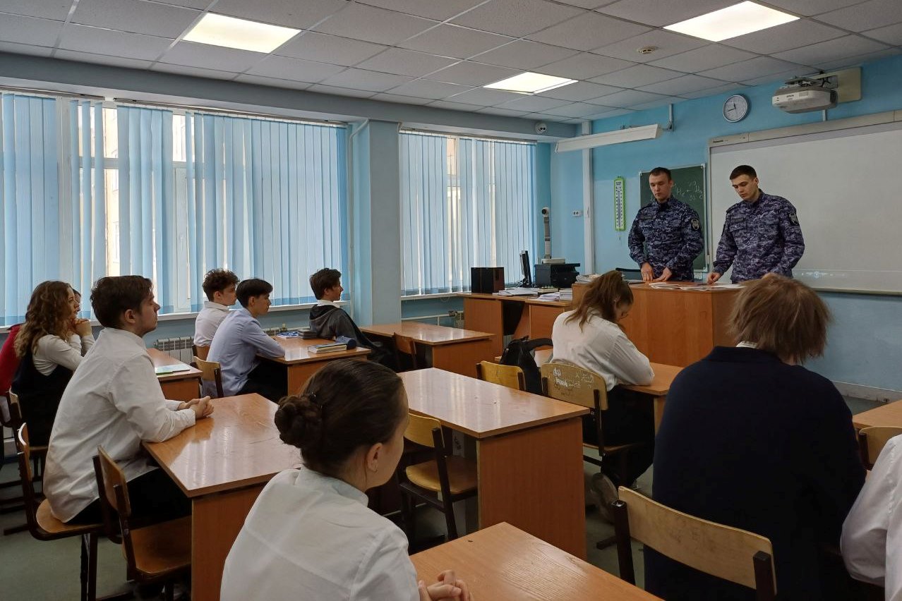 фото: Росгвардейцы рассказали томским школьникам о перспективах службы в рядах войск правопорядка