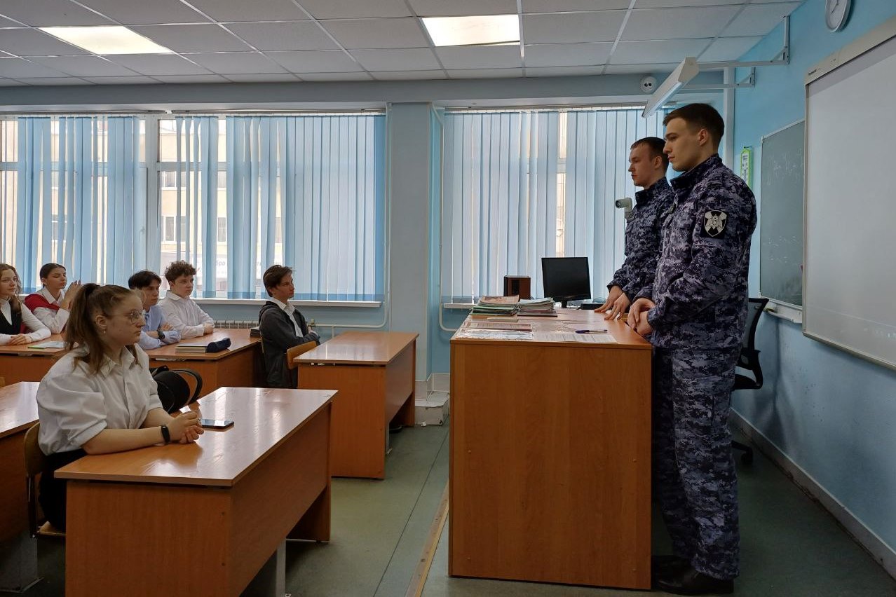 фото: Росгвардейцы рассказали томским школьникам о перспективах службы в рядах войск правопорядка