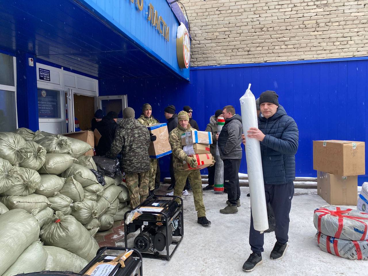 фото: Помощь в погрузке гуманитарной помощи на Донбасс оказала Росгвардия в Томске 