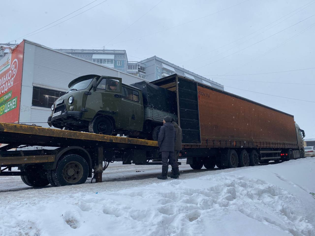 фото: Помощь в погрузке гуманитарной помощи на Донбасс оказала Росгвардия в Томске 