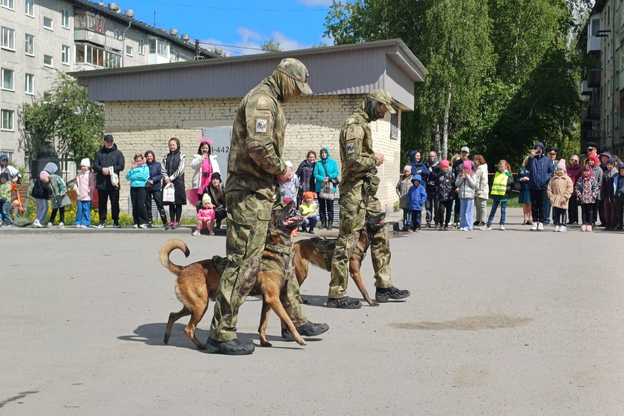 фото: Росгвардия в Томске подарила праздник подшефному детскому дому