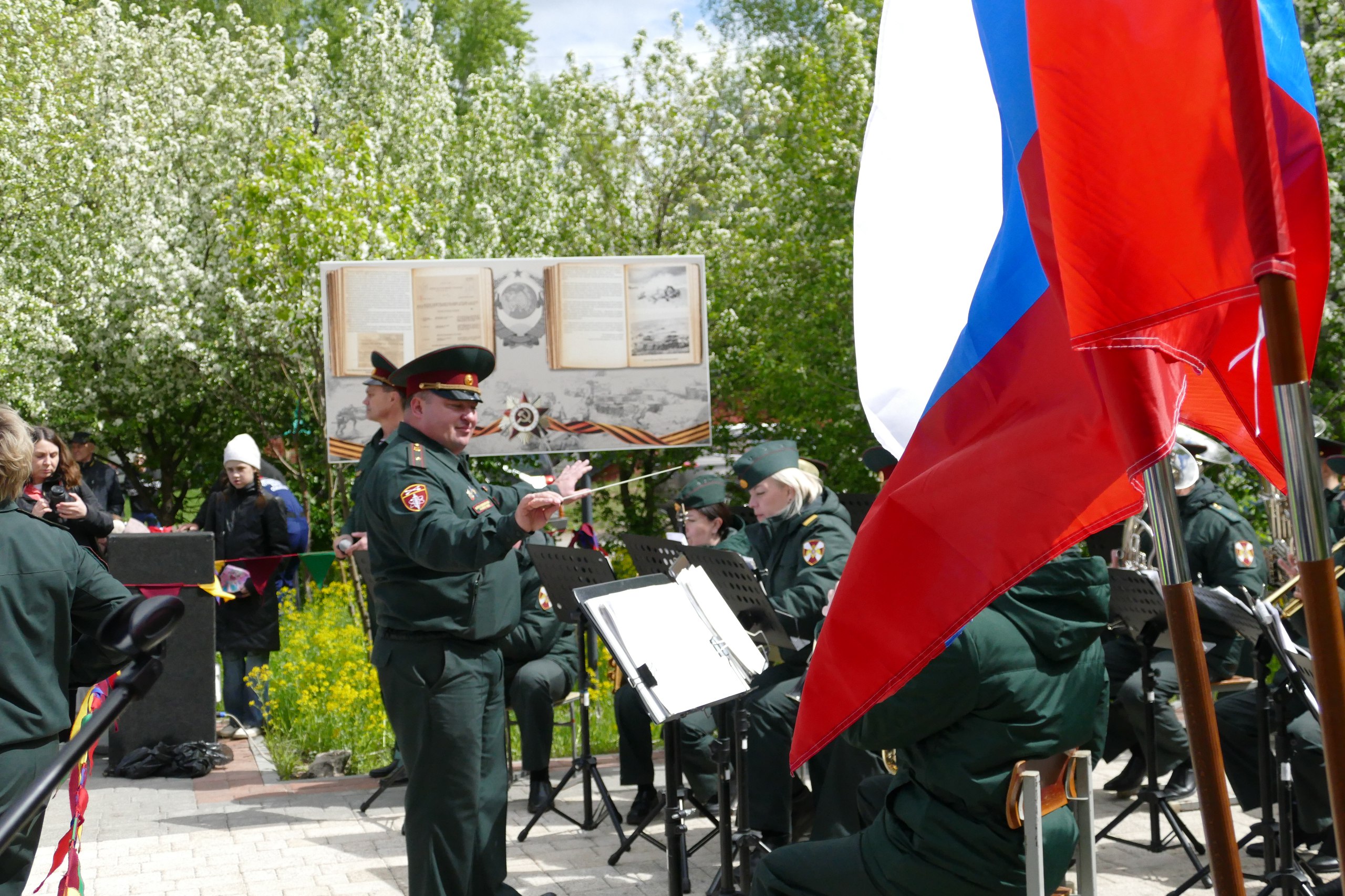 фото: Росгвардия в Томске подарила праздник подшефному детскому дому