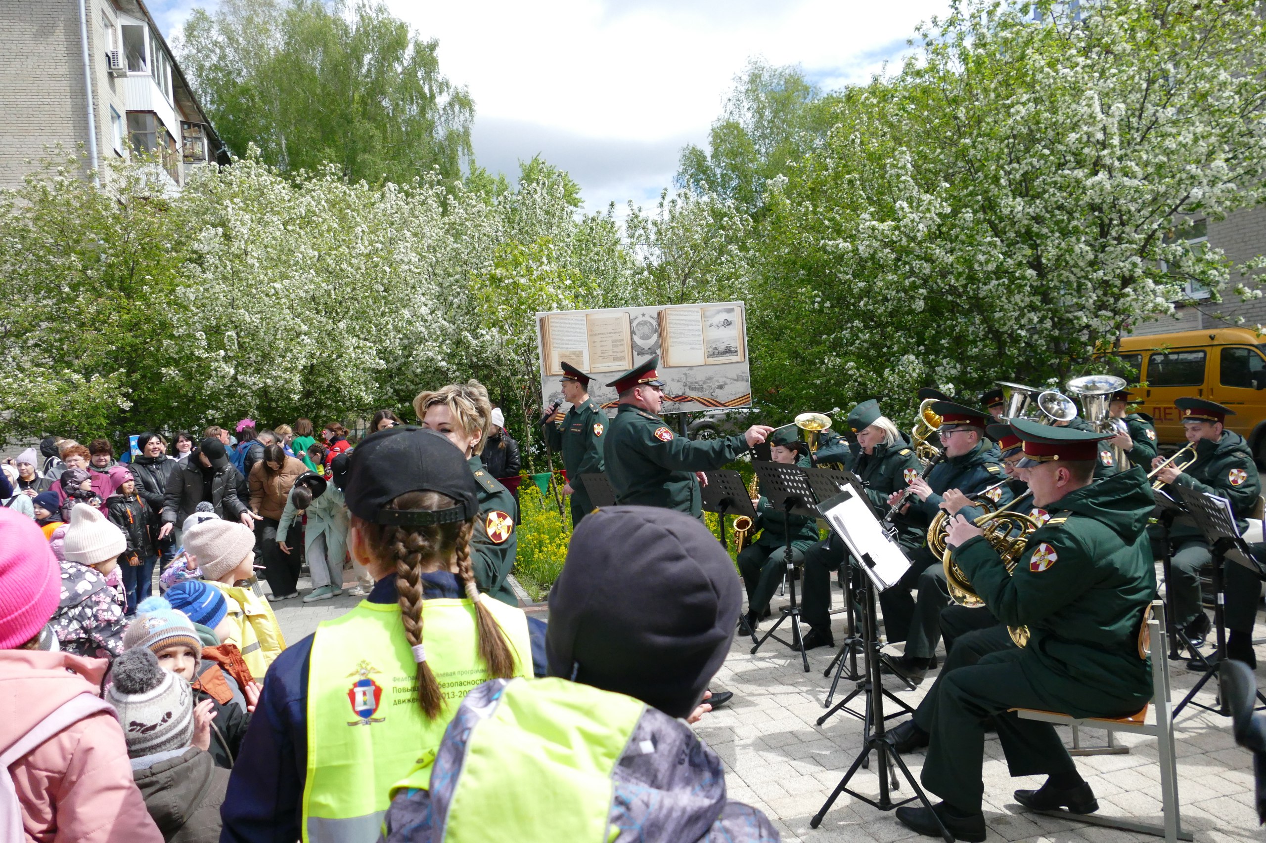 фото: Росгвардия в Томске подарила праздник подшефному детскому дому