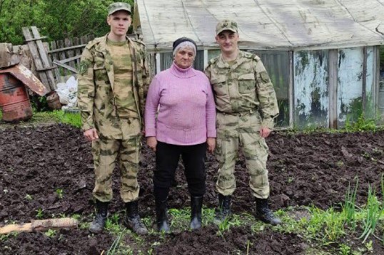 фото: Росгвардейцы оказали адресную помощь семье погибшего военнослужащего в Томской области