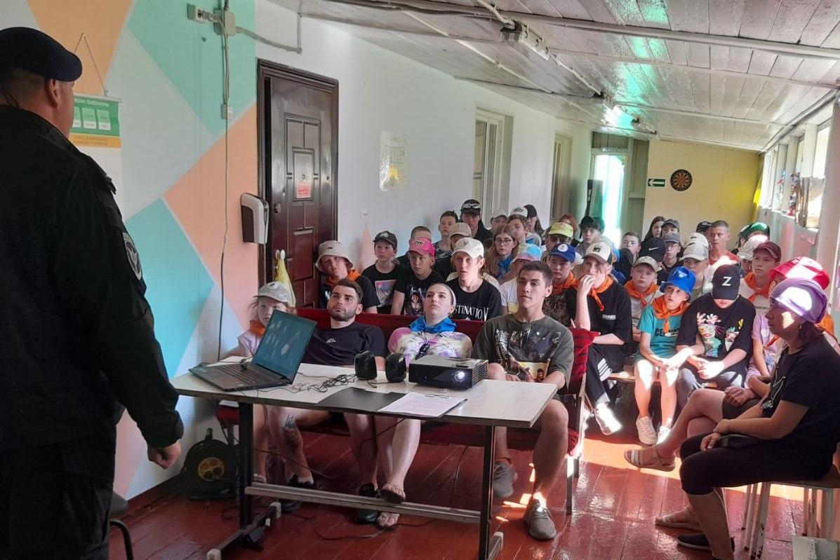 фото: Ветеран томского СОБР Росгвардии провел урок мужества для юных земляков