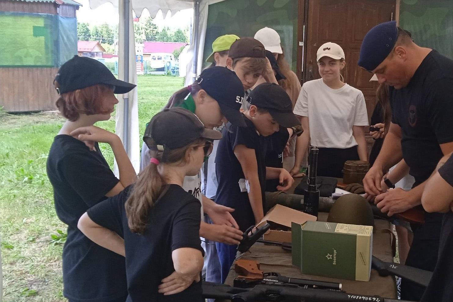 фото: Ветеран томского СОБР Росгвардии провел урок мужества для юных земляков