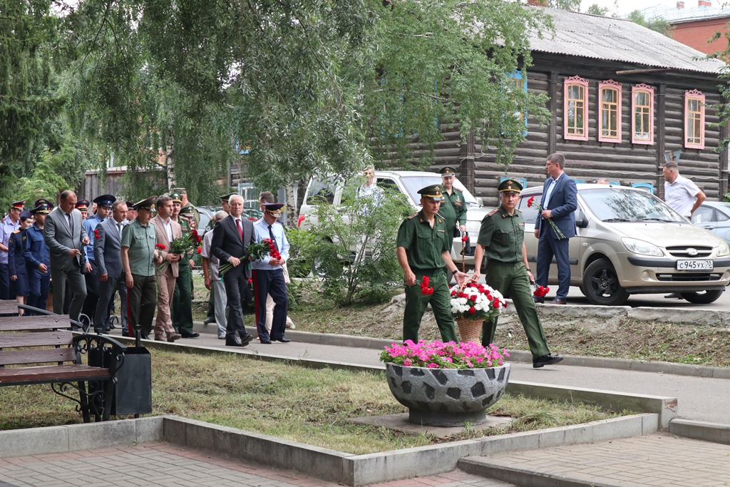фото: Росгвардия почтила память погибших курсантов бывшего училища связи в Томске