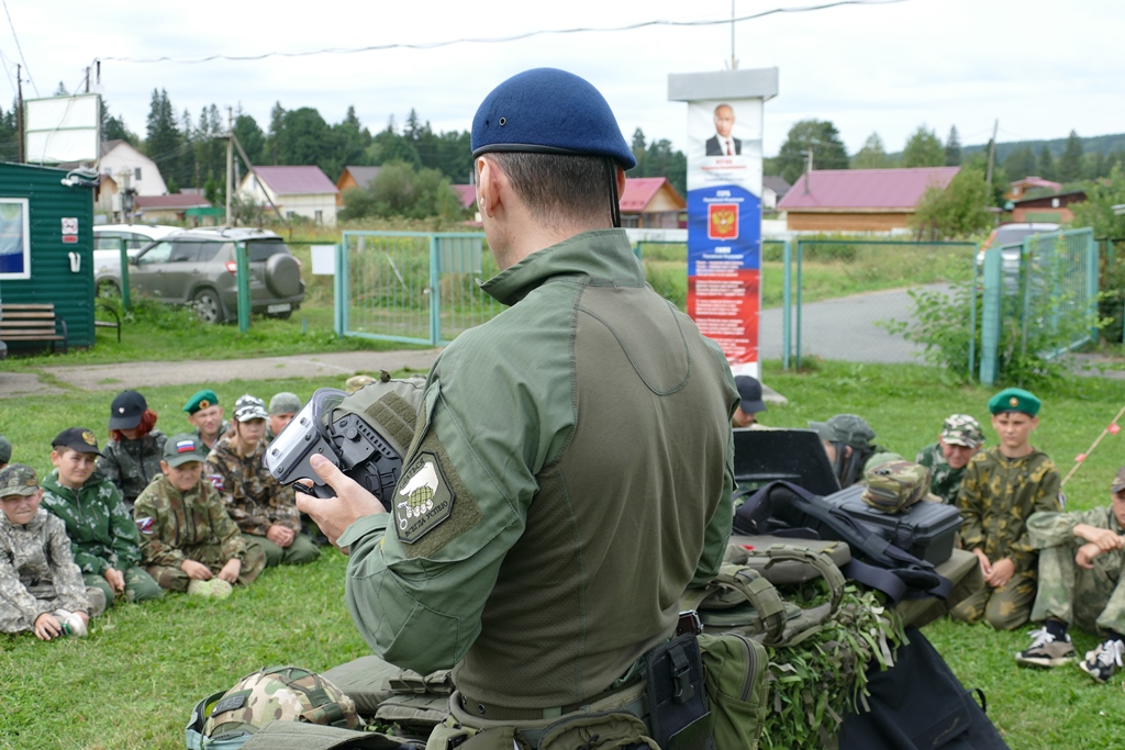 фото: Росгвардейцы продолжают знакомить подрастающее поколение Томской области со своей службой