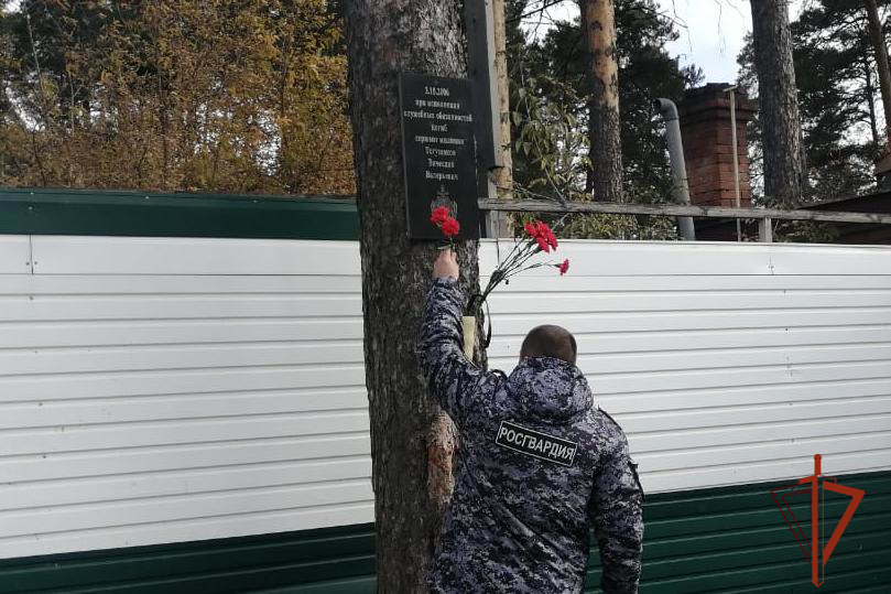 фото: В Томске сотрудники Росгвардии почтили память коллеги, погибшего при отражении разбойного нападения