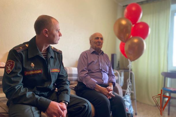 фото: Росгвардия поздравила с 98-летием участника Великой Отечественной войны в Томске