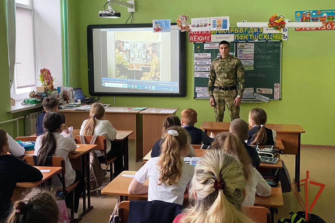 фото: Курсанты Новосибирского военного института Росгвардии рассказали северским школьникам о ведомственном вузе