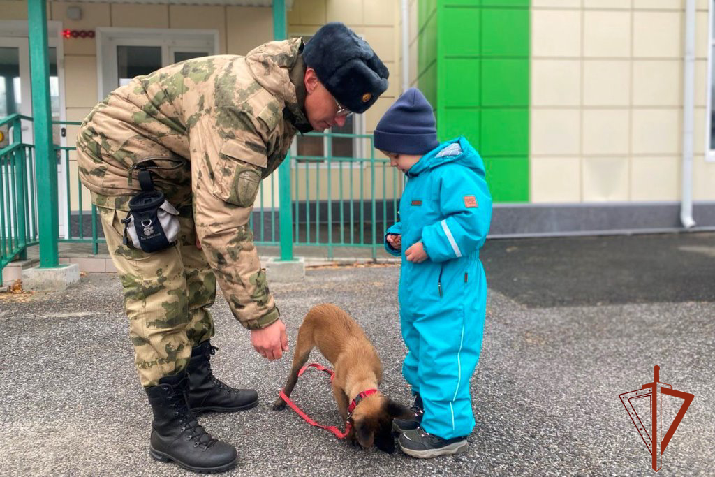 фото: Росгвардейцы подарили праздник томским дошколятам