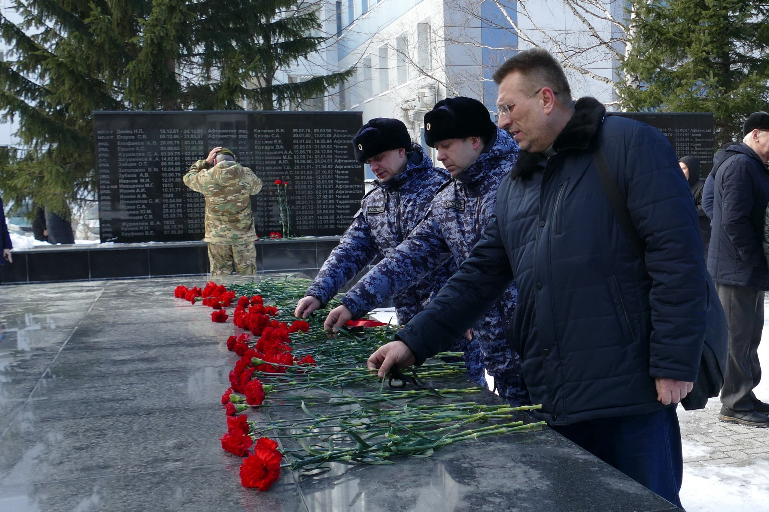 фото: Память погибших сотрудников и военнослужащих почтила Росгвардия в Томске