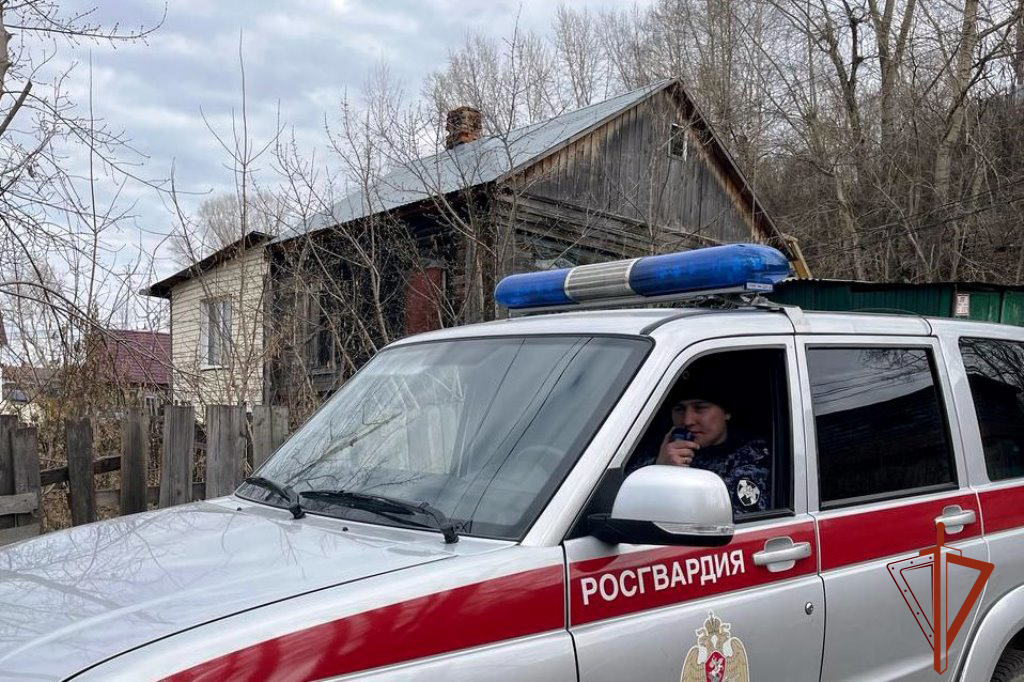 фото: Росгвардейцы обеспечивают безопасность и оповещают жителей о возможном подтоплении районов в Томской области