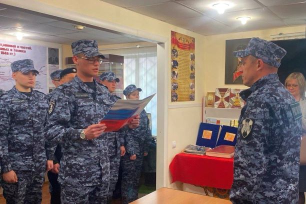 фото: Молодые сотрудники Росгвардии торжественно приняли присягу на верность Отечеству в Томске