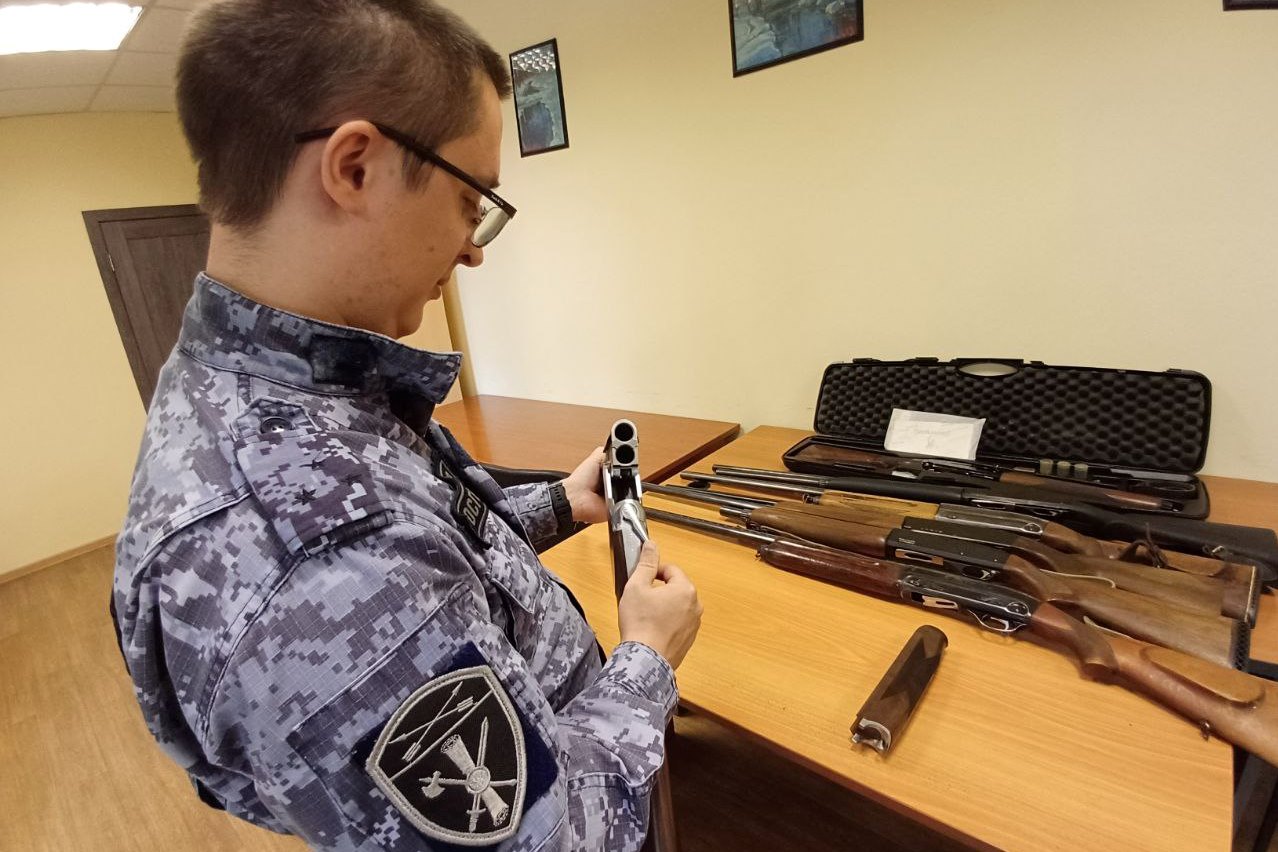 фото: Неравнодушные жители Томской области через Росгвардию передают свое оружие бойцам СВО