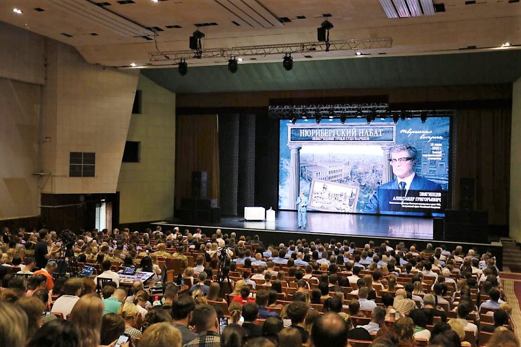 фото: Офицеры Росгвардии стали участниками творческой встречи с писателем-историком и правоведом Александром Звягинцевым в Томске