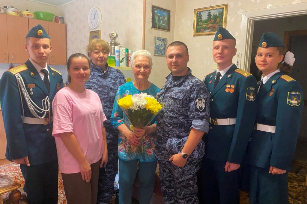 фото: Росгвардейцы в Томске поздравили ветерана службы – ребенка войны с 87-летием