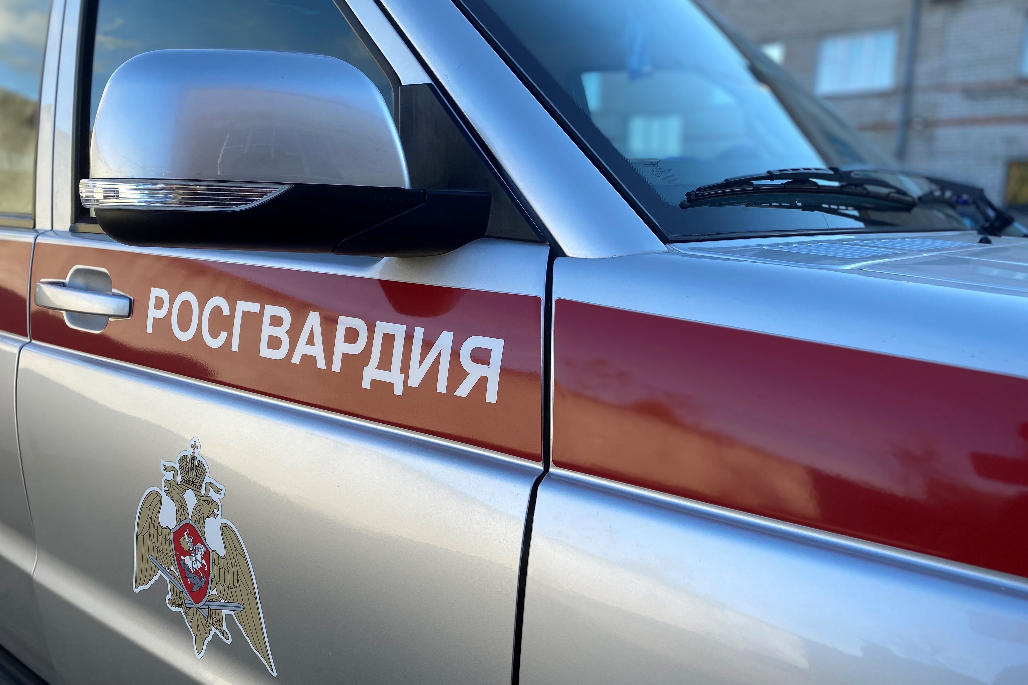 фото: Подозреваемого в хранении наркотиков жителя Томска задержали по сигналу «тревога» в гостинице росгвардейцы